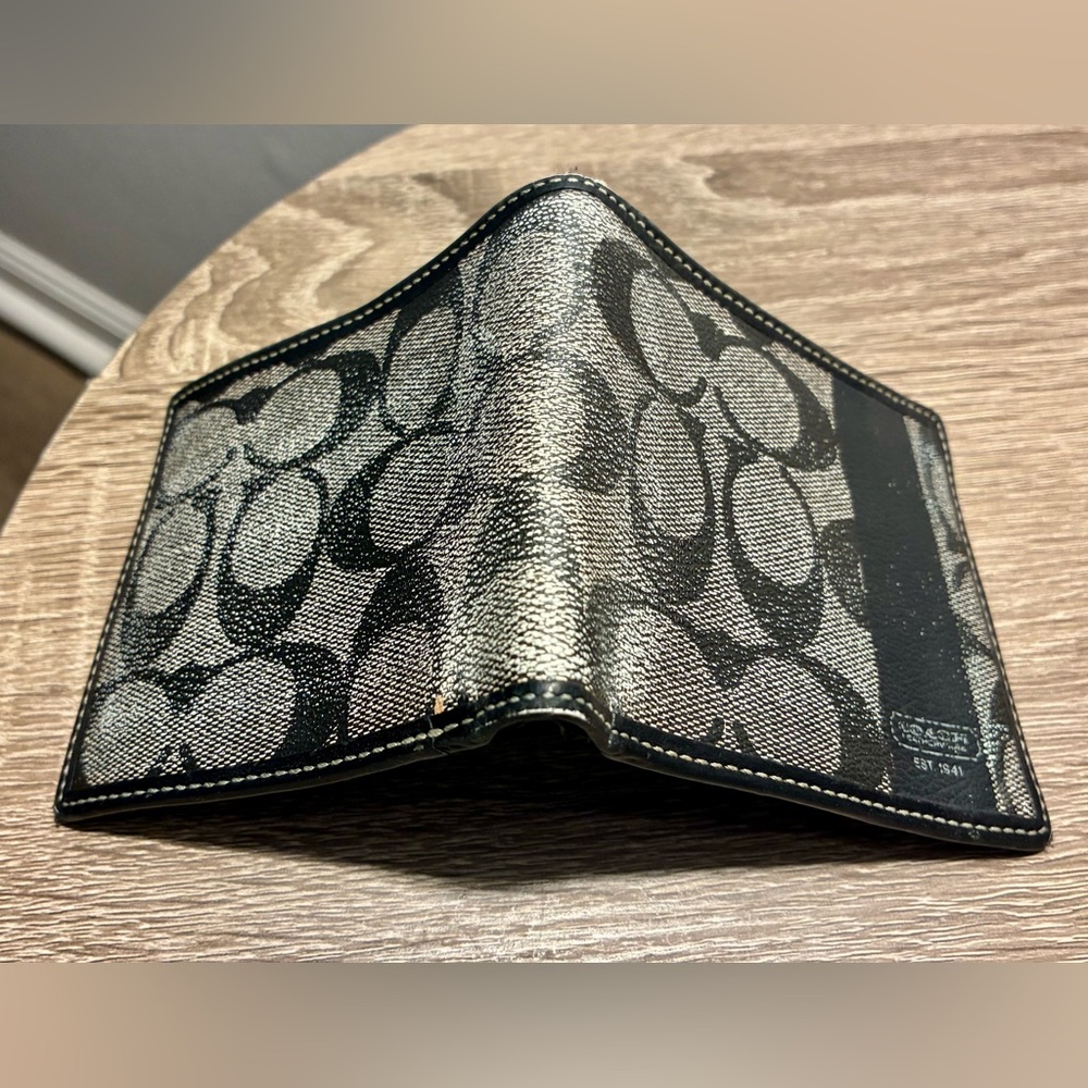Louis Vuitton and Coach Project Bundle. Wallets and Key Holders - Picture 15 of 16